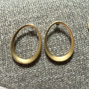 Like new Stella and Dot brushed gold earrings